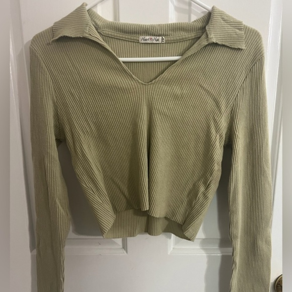 Women’s cropped long sleeve top. Sage green. Soft ribbed material. Size XL